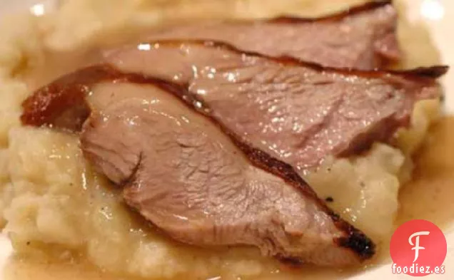 Cordero Asado Glaseado Con Miel Con Salsa De Menta Y Miel