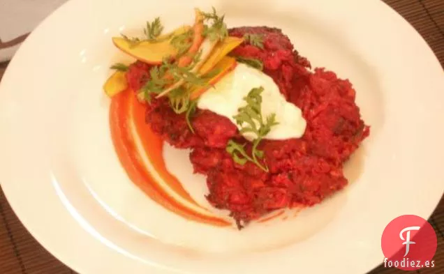 Latkes de Patata de Remolacha y Cebolla Roja con Puré de Zanahoria y Crema Fresca de Rábano Picante y Alcaravea