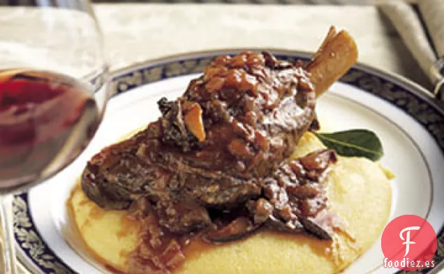 Mangos de Cordero Estofados en Polenta Suave con Hojas de Laurel