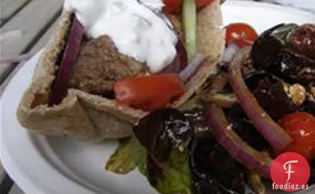 Hamburguesas Griegas De Cordero Y Queso Feta Con Salsa De Pepino