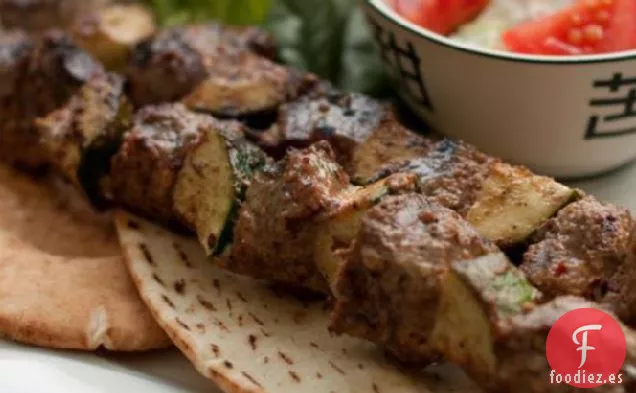 Kebabs Picantes De Cordero Con Pan De Pita Griego