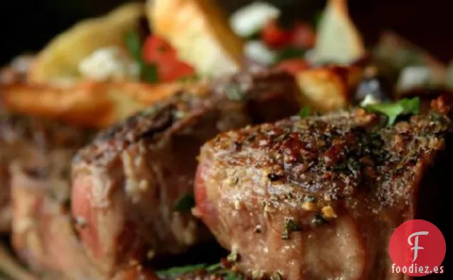 Chuletas de Cordero y Patatas Con Aceitunas, Tomates y Queso Feta