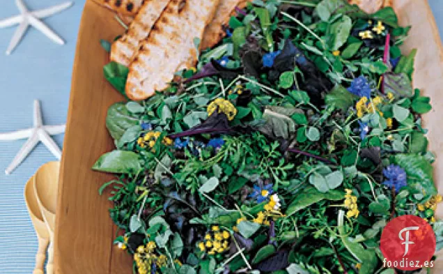 Ensalada de Verduras Mixtas con Guisantes Recién Descascarados y Flores Comestibles