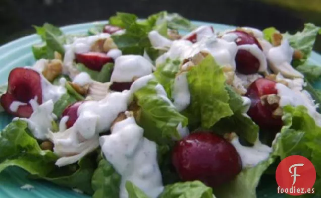 Ensalada de Pollo a la Brasa Con Aderezo de Cerezas y Queso de Cabra