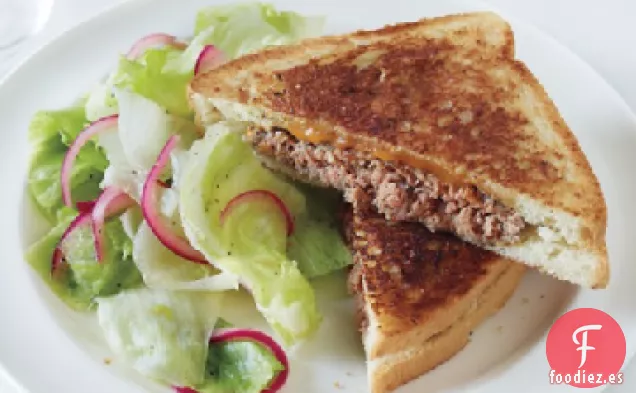 Patty Melt con Ensalada de Cebolla en Escabeche