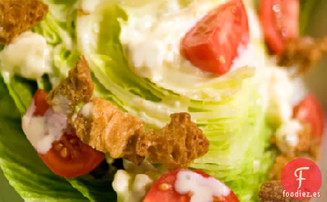 Ensalada De Lechuga Iceberg Retorcida Con Aderezo Caliente De Gorgonzola