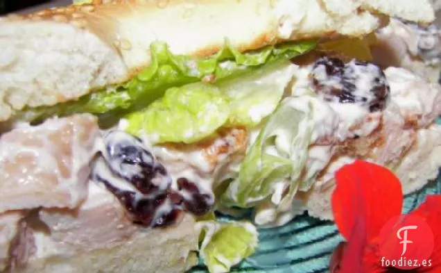 Sándwich de Ensalada de Pollo con Cereza