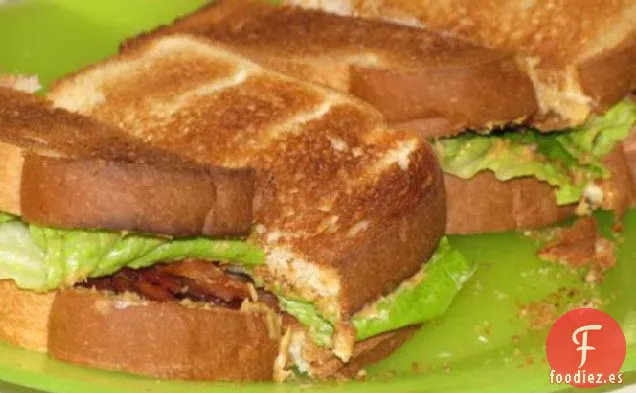 Sándwich de Pb, B y L (Mantequilla de Maní, Tocino y lechuga) (Un BLT