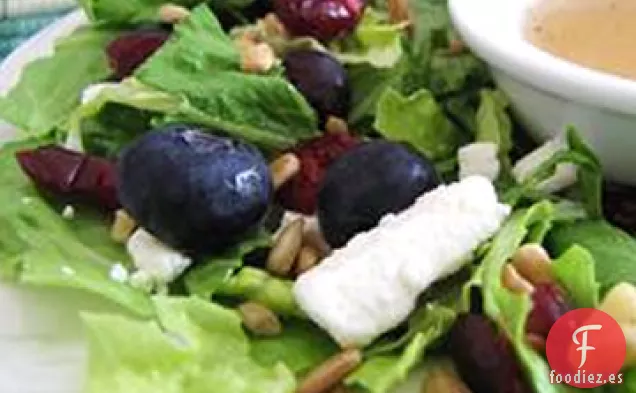 Ensalada Deliciosamente Dulce con Arce, Nueces, Semillas, Arándanos y Queso de Cabra