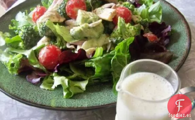 Ensalada Súper Vegetariana Con Aderezo Cremoso De Almendras