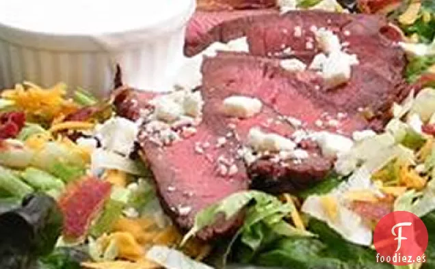 Ensalada Plana de Hierro con Queso Azul y Tocino
