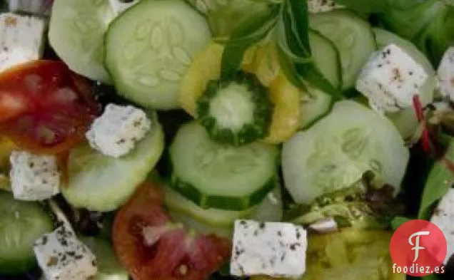 Ensalada de Tomate, Pepino y Queso Feta Con Verbena de Limón