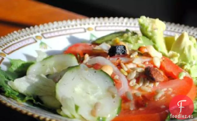 Ensalada de Tomate y Aguacate Con un Chorrito de Nueces de Estragón