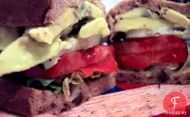 Sándwich de Tomate, Pepino y Aguacate