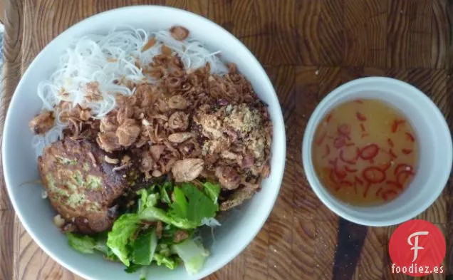 Bun Chao Gio-Fideos Vietnamitas Con Rollitos De Primavera