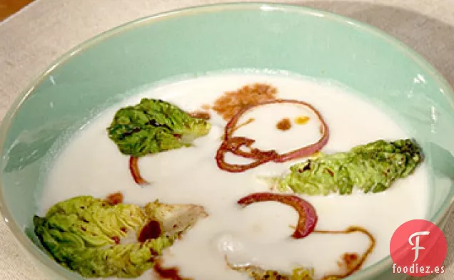 Sopa de Coliflor con Cebollas Balsámicas y Lechuga Marchita