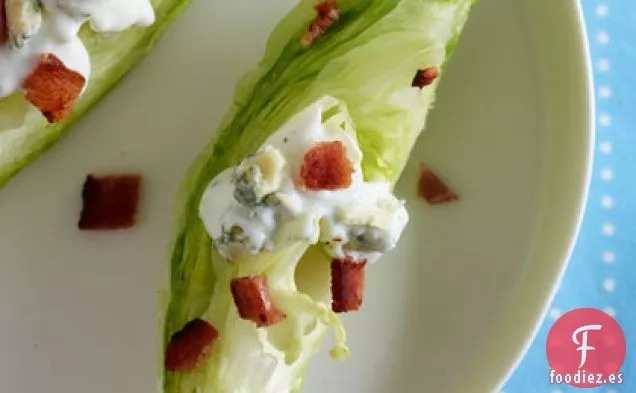 Ensalada en Cuña de un Bocado con Queso Azul y Tocino