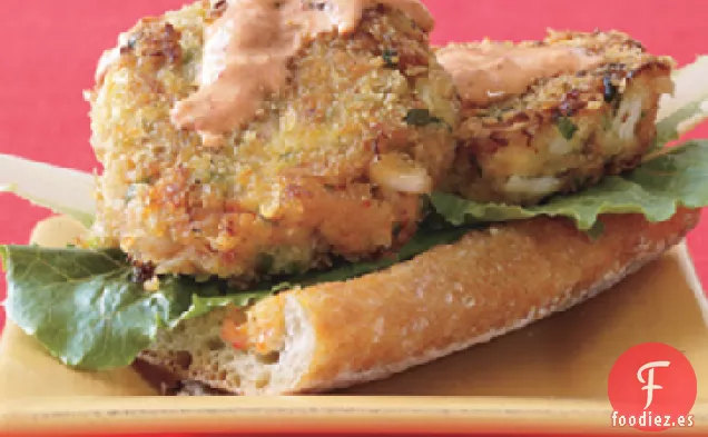 Hamburguesas de Cangrejo de Cara Abierta con Aderezo de Pimiento Rojo