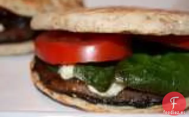 Hamburguesas de Champiñones Portobello con Salsa de Albahaca y Mostaza