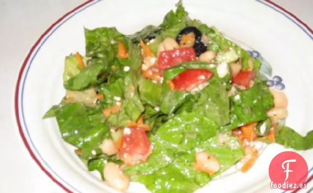 Ensalada Griega Con Frijoles Blancos, Aceitunas Kalamata y Queso Feta