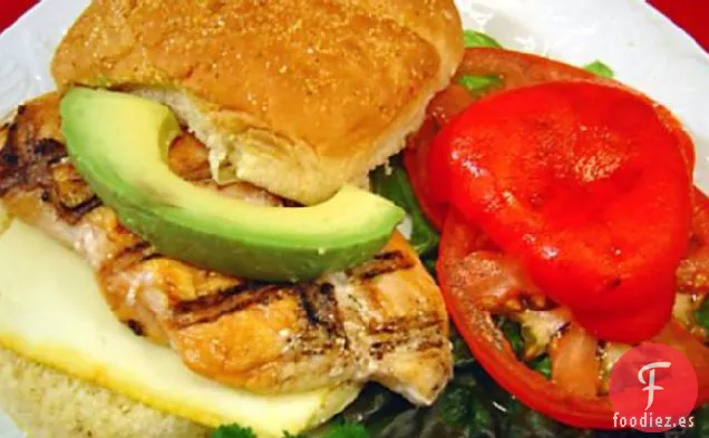 Pechuga De Pollo Con Sándwich De Pimiento Rojo Asado