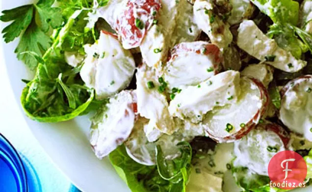 Ensalada Nueva de Patata y Pollo con Aderezo de Cebollino de Yogur