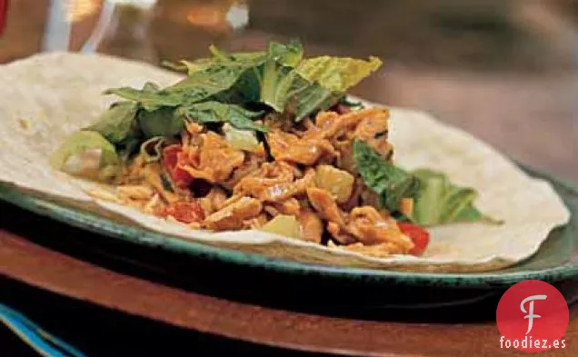 Envolturas de Pollo y Ensalada con Jengibre y Maní