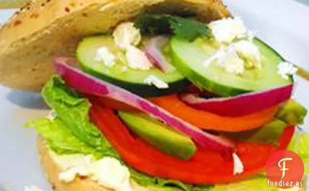Sándwich de Bagel de Verduras Frescas