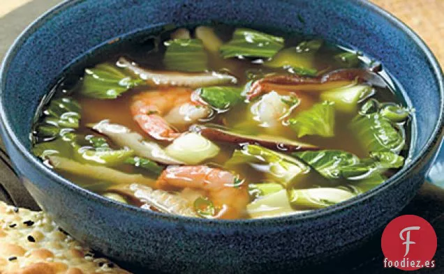 Sopa Oriental con Champiñones, Col China y Camarones