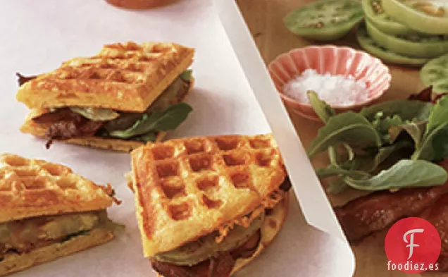 BLT de Gofres de Harina de Maíz Cheddar