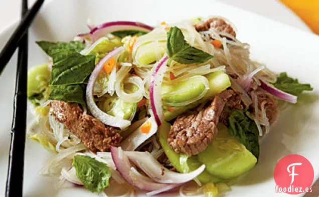 Ensalada de Fideos de Arroz y Carne Ardiente