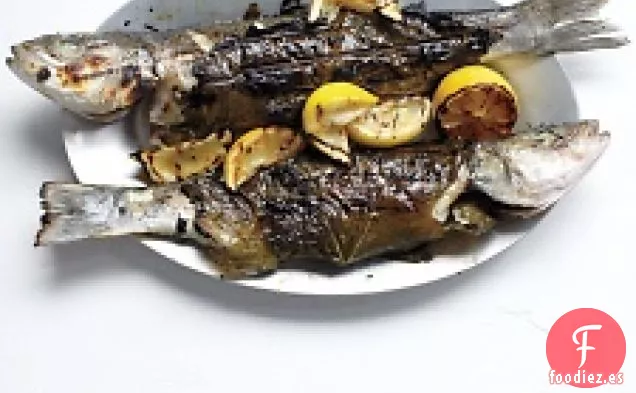 Branzino Entero En Hojas De Parra Con Calabacín, Aceitunas Y Menta