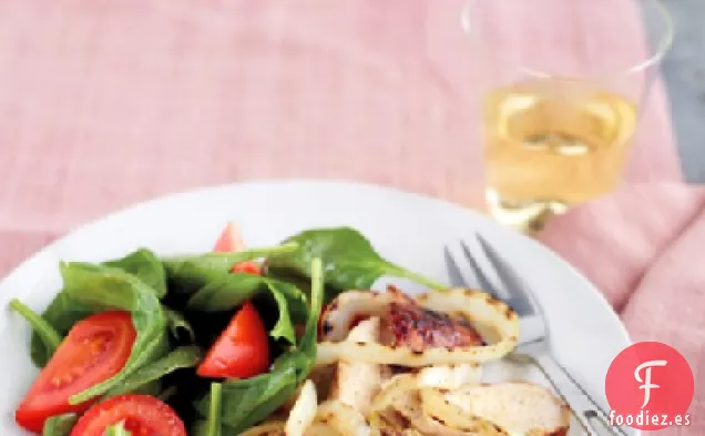Pollo a la Parrilla con Miel y Mostaza con Cebolla y Ensalada de Espinacas
