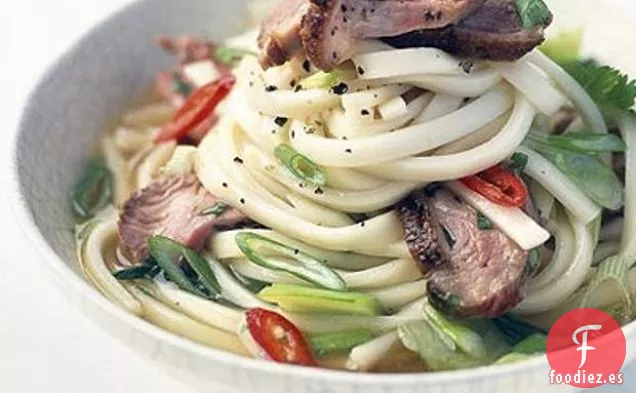 Sopa de Fideos de Pato Caliente y Agrio Con Pak Choi Bebé