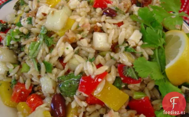 Ensalada de Orzo de Macrina Con Pepino, Pimiento Morrón, Albahaca y Queso Feta