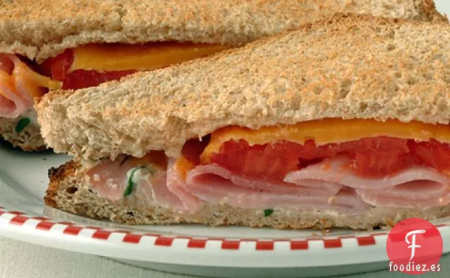 Sándwich Tostado de Jamón y Queso