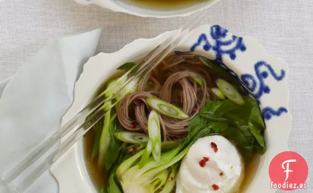Fideos Soba con Dashi, Huevo Escalfado y Cebolletas