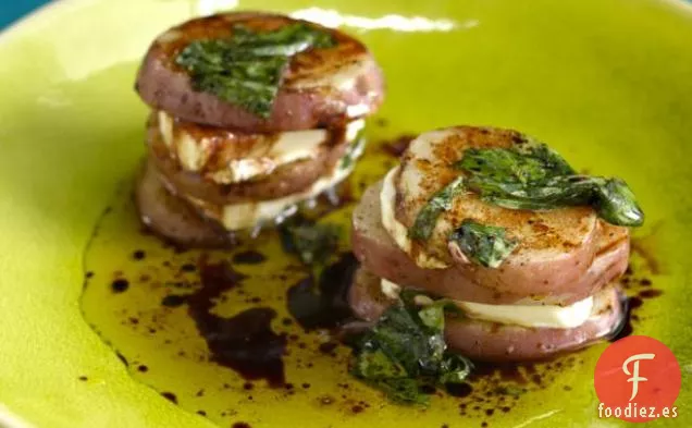 Napoleón de Patata Asada y Queso de Cabra con Vinagreta Balsámica y Albahaca