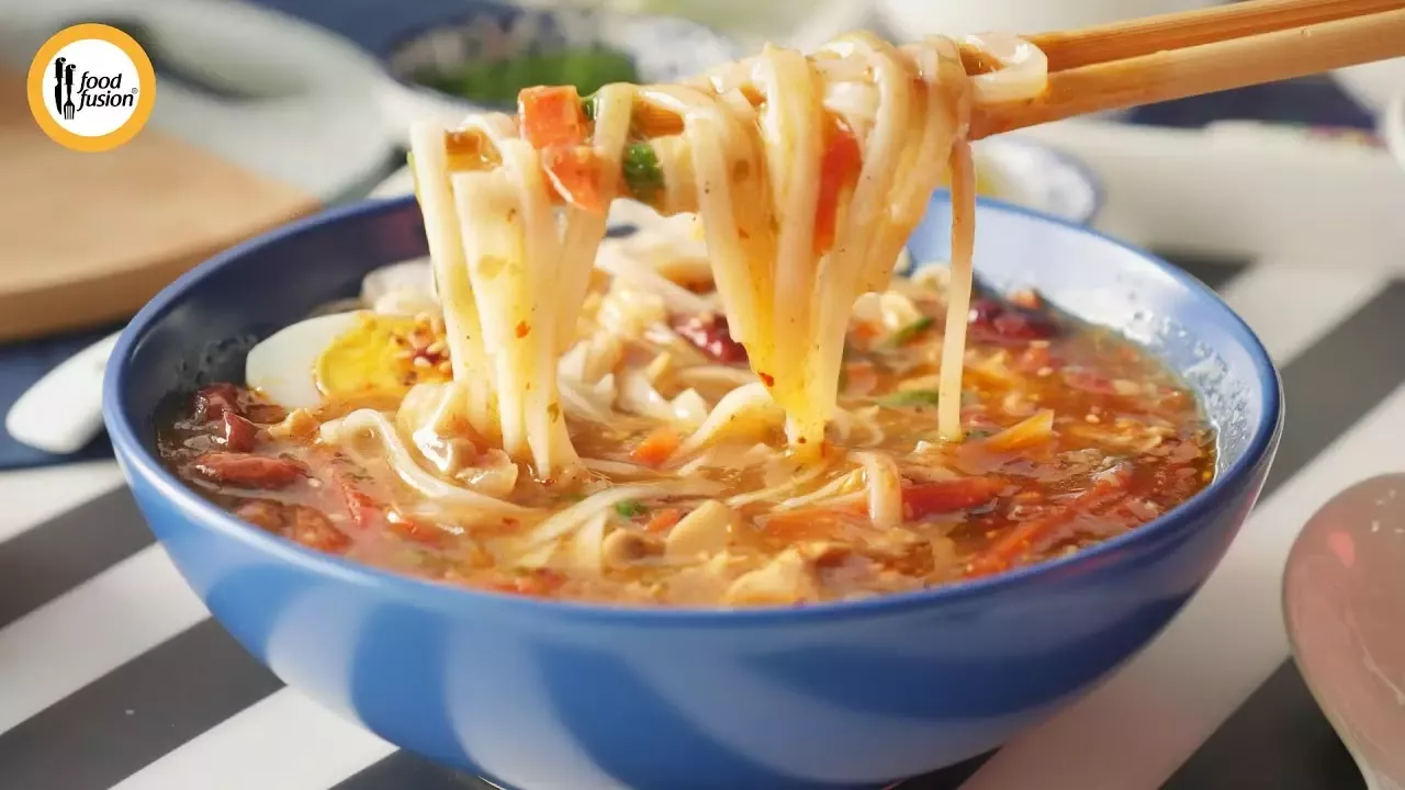Una colección de 15 recetas de sopa de fideos para calentar tu alma